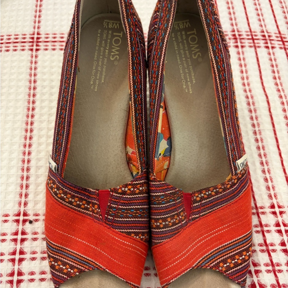 TOMS Women's Red Peep-Toe wedges